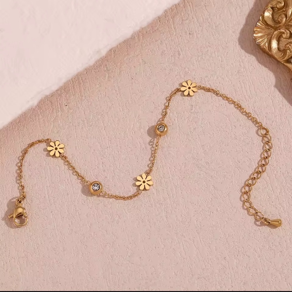 Double Sided Back and White Flower Bracelet 18K Gold plated

 Stainless Steel - Picture 3 of 8